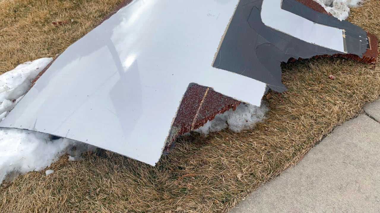 Un fragmento del motor que se incendió en pleno vuelo. Foto: AP