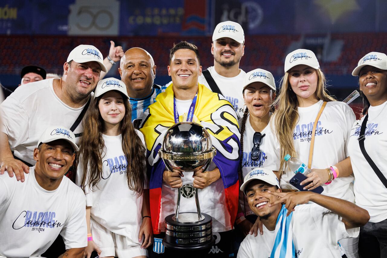 ASUNCION, PARAGUAY - NOVEMBER 23: Juan Fernando Quintero of Racing Club (C) celebrates with the trophy and his family after winning the tournament following the Copa CONMEBOL Sudamericana 2024 - Final match between Racing Club and Cruzeiro at Estadio General Pablo Rojas - La Nueva Olla on November 23, 2024 in Asuncion, Paraguay. (Photo by Mauricio Duque/Eurasia Sport Images/Getty Images)