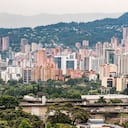 Con conciertos masivos, ferias internacionales y fútbol de élite, la ciudad vive una avalancha de visitantes que dinamiza la economía, tensiona la hotelería y pone a prueba la capacidad turística.