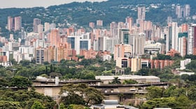 Con conciertos masivos, ferias internacionales y fútbol de élite, la ciudad vive una avalancha de visitantes que dinamiza la economía, tensiona la hotelería y pone a prueba la capacidad turística.