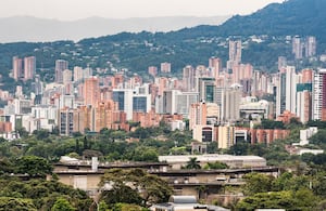 Con conciertos masivos, ferias internacionales y fútbol de élite, la ciudad vive una avalancha de visitantes que dinamiza la economía, tensiona la hotelería y pone a prueba la capacidad turística.