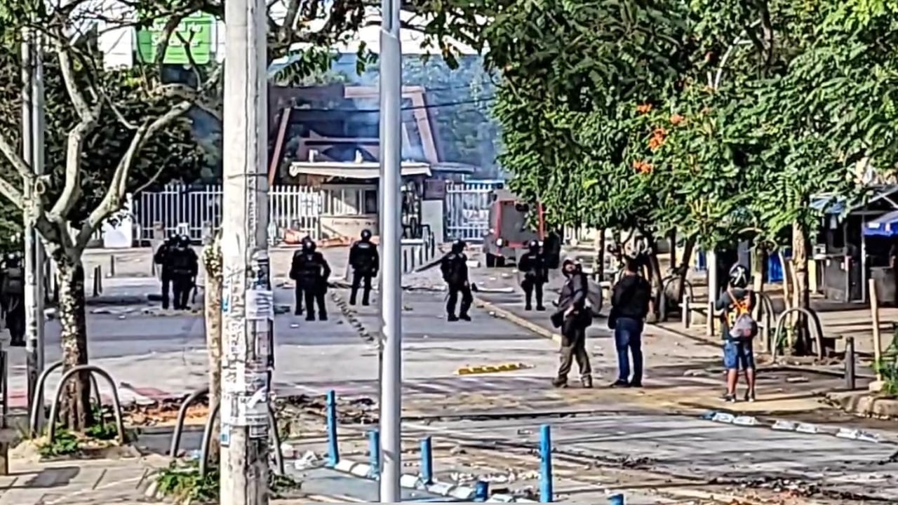 Disturbios en la Universidad Industrial de Santander: encapuchados se enfrentan con las autoridades.