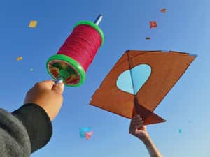 La fabricación de una cometa a partir de papel reciclable es una actividad que combina la diversión con el compromiso ambiental.