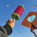 La fabricación de una cometa a partir de papel reciclable es una actividad que combina la diversión con el compromiso ambiental.