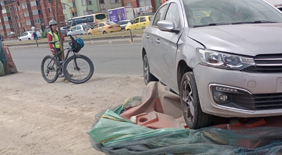 El carro chocó contra un objeto fijo.