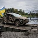 Paracaidistas ucranianos conducen un vehículo con bandera ucraniana en el puente de pontones que cruza el río Siverskiy-Donets en el área recientemente recuperada de Izium, Ucrania, el miércoles 14 de septiembre de 2022.