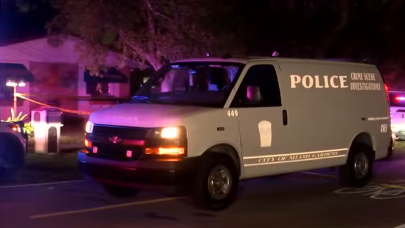 Agentes de la Policía de Miami Gardens y equipos de emergencia acordonan la zona donde ocurrió el tiroteo durante una fiesta privada que dejó dos muertos, incluido un adolescente, y un herido.