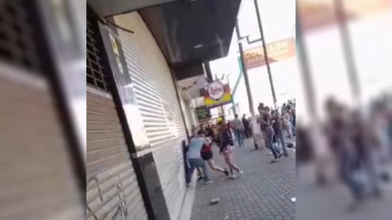 Algunos presentes intentaron saquear el negocio, según medios locales.