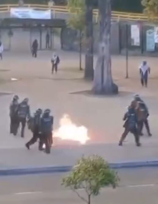 Enfrentamiento entre encapuchados en inmediaciones de la Universidad Nacional.