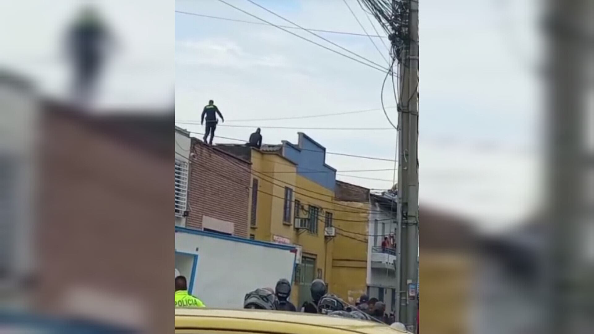 Varios internos de un reclusorio en San Nicolás, Cali, se fugaron; videos muestran cómo salieron por los techos.