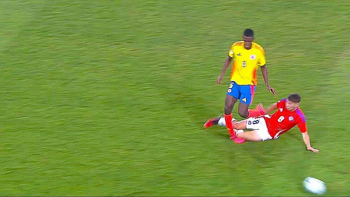 Falta de Joaquín Silva sobre Alejandro Ararat en el Sudamericano Sub-20.