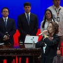 Maía cantando el himno nacional.