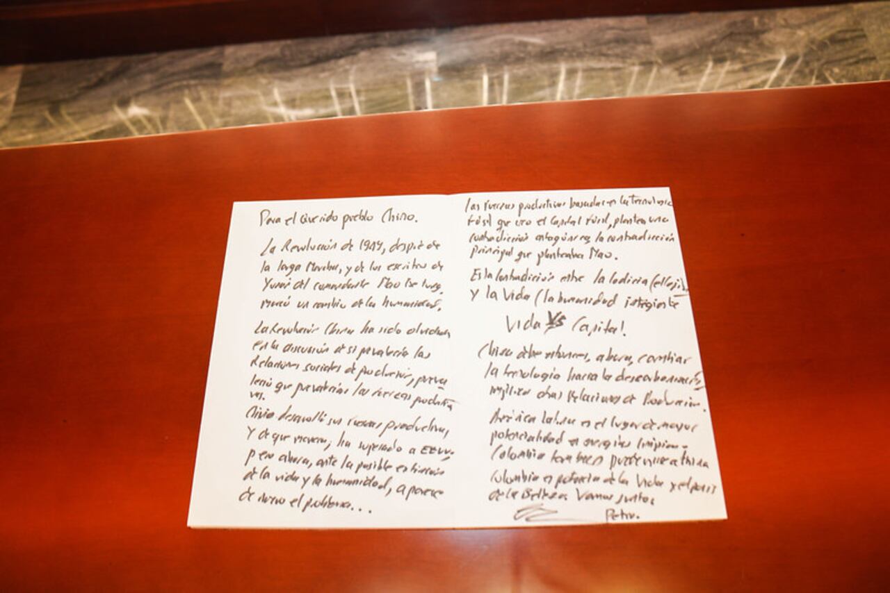 El mensaje escrito que dejó el presidente Petro tras recorrer La Gran Muralla China