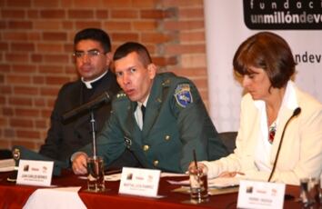 De izquierda a derecha; Padre Gilberto Jaramillo, Capellan del centro de educación militar;Juan Carlos Bermeo, Capitan liberado operación jaque y Martha Lucía Ramírez, senadora de la republica.