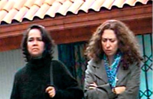 Otra de las ecuatorianas salpicadas por el computador de Reyes es María Augusta Calle,(a la derecha, la de la izquierda es Nubia Calderón,alias Esperanza y representante de las Farc en Ecuador) miembro de la asamblea constitucional en Ecuador y directora de Telesur para ese país. El Nuevo Herald reveló que en los computadores había información que la señalaban de haber prestado sus cuentas bancarias a las Farc y de haber difundido comunicados de este grupo guerrillero a través de la agencia de noticias que maneja, conocida por el nombre de ALTERCOM. 