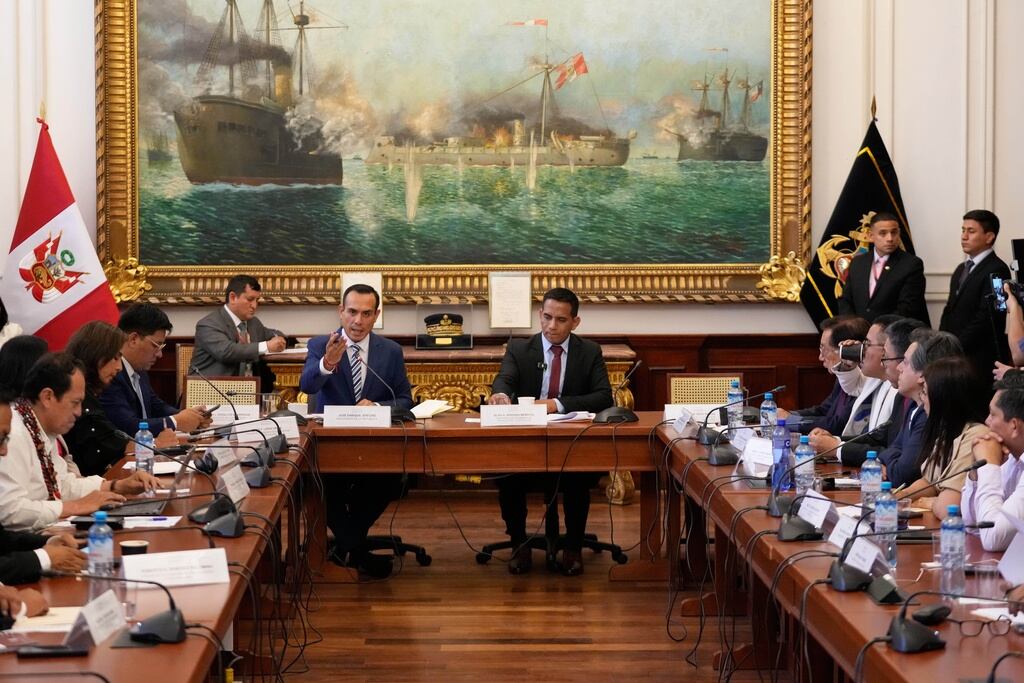 El presidente interino de Perú, José Jeri (centro-izquierda), habla con legisladores, junto al congresista Elvis Vergara, en el Congreso de Lima, Perú, el miércoles 21 de enero de 2026. (Foto AP/Martín Mejía)