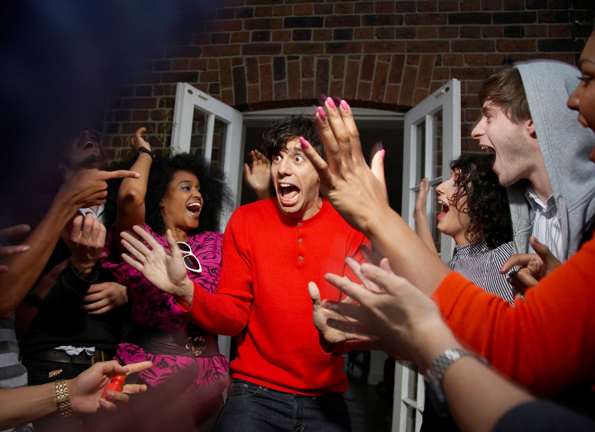 El temor a los abrazos o a un simple apretón de manos resalta entre las fobias más raras según los algoritmos.