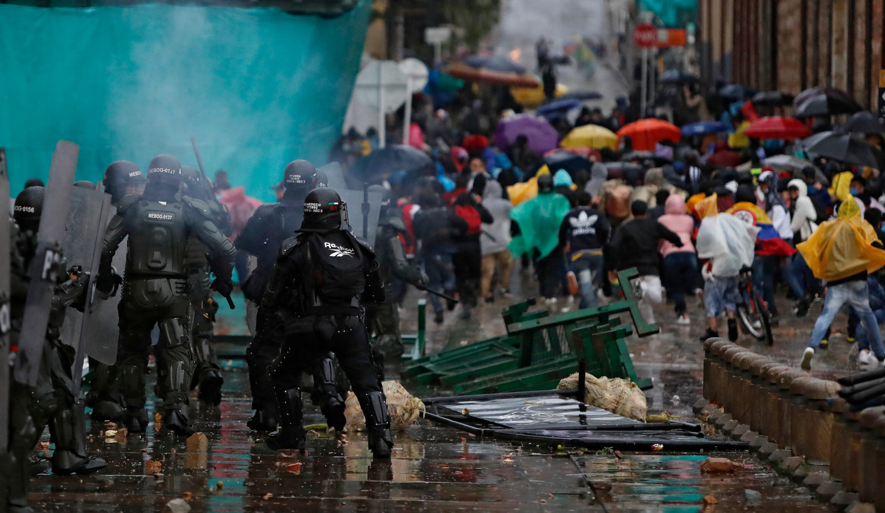 Paro Nacional en contra de la Reforma Tributaria
enfrentamiento entre Policia Esmad gases aturdidoras
Bogota abril 29 del 2021
Foto Guillermo Torres Reina / Semana