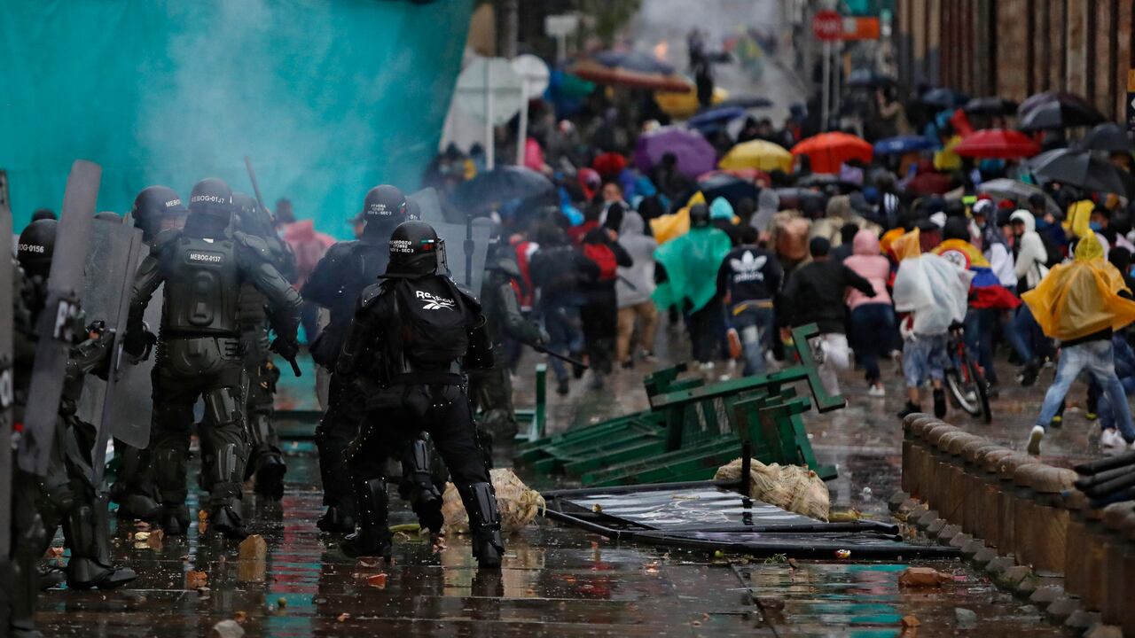 Enfrentamiento entre el Esmad y manifestantes en la plaza de Bolivar