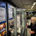 Una mujer compra comestibles en un supermercado el 4 de septiembre de 2023 en Buenos Aires, Argentina. Los expertos esperan una tasa de inflación de dos dígitos para agosto, lo que contribuirá a una tasa global de más del 115% anual. (Foto de Tomás Cuesta/Getty Images)