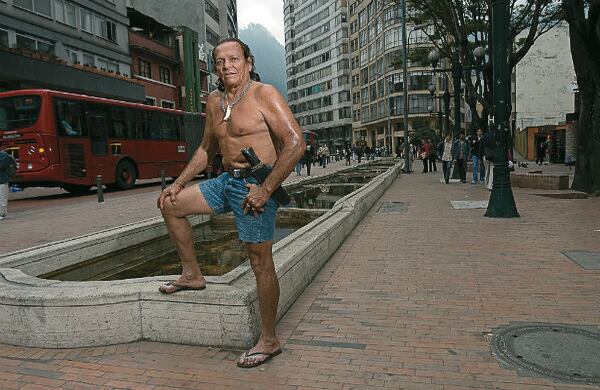 LA OTRA SELVA. Hace unos años, la revista SoHo invitó a Kapax a la selva de cemento: Bogotá. “Acá yo habría sido embolador o celador”, concluyo el hombre. 