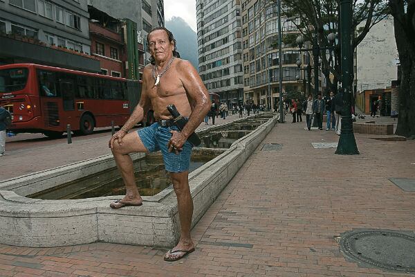 LA OTRA SELVA. Hace unos años, la revista SoHo invitó a Kapax a la selva de cemento: Bogotá. “Acá yo habría sido embolador o celador”, concluyo el hombre. 