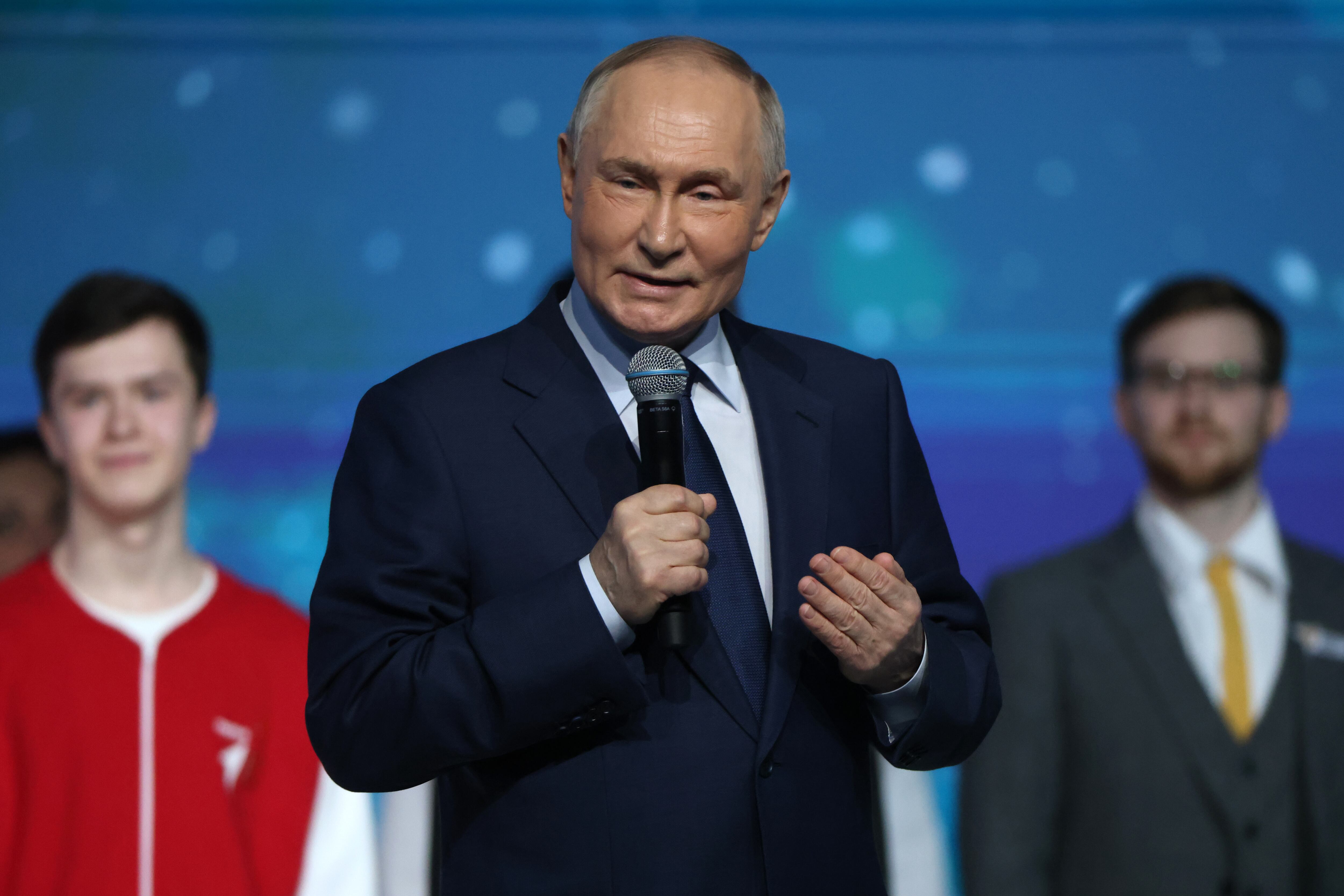 MOSCÚ, RUSIA - 26 DE MARZO: (RUSIA FUERA) El presidente ruso, Vladímir Putin, durante el Movimiento del Primer Congreso de la Juventud el 26 de marzo de 2025 en Moscú, Rusia.