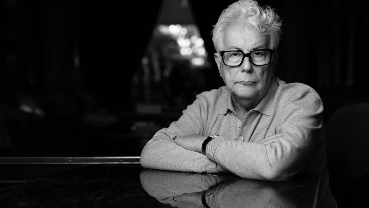 Autor de thrillers y novelas históricas, Ken Follett, p posa para fotos en París en 2025. (Photo by JOEL SAGET / AFP)