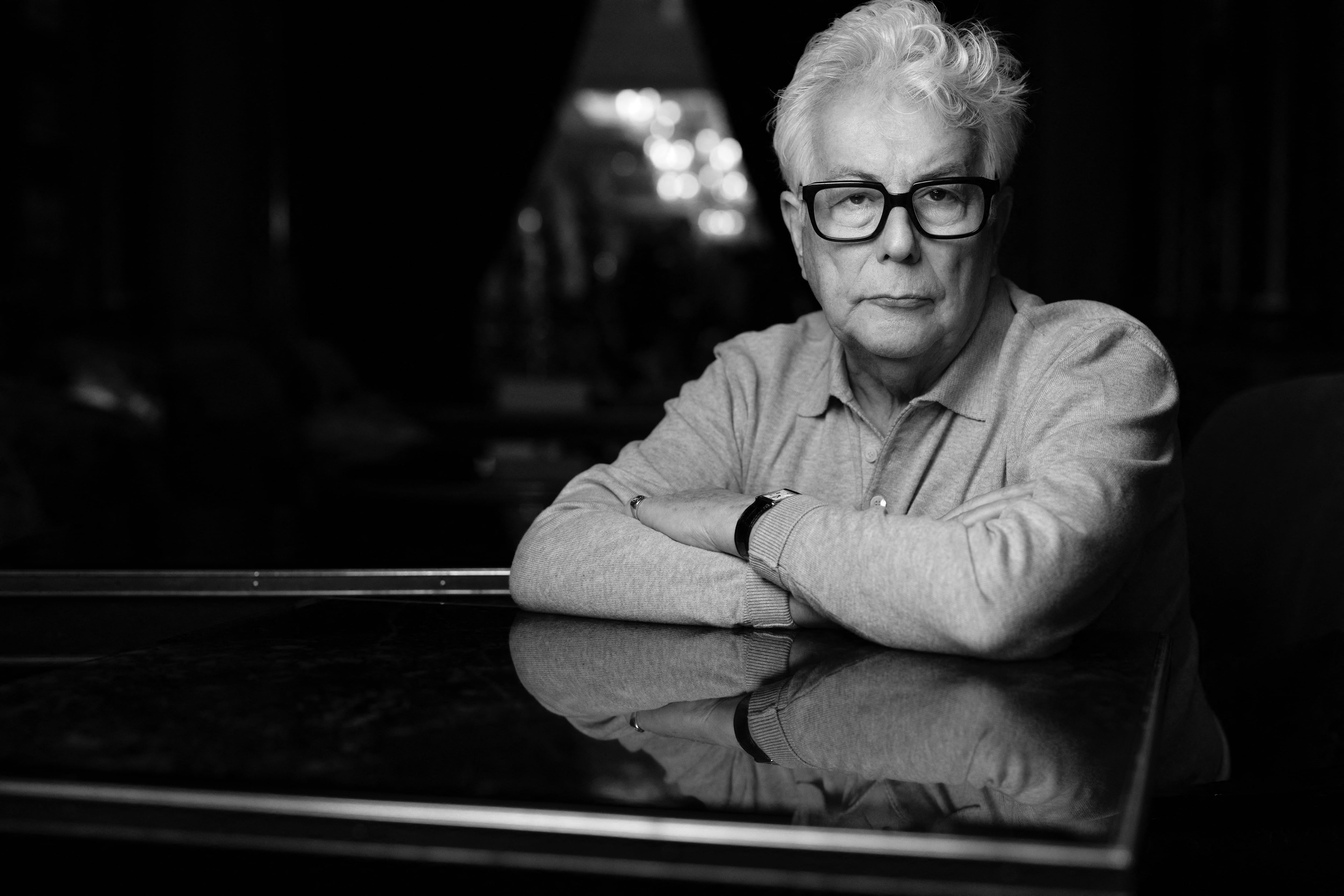 Autor de thrillers y novelas históricas, Ken Follett, p posa para fotos en París en 2025. (Photo by JOEL SAGET / AFP)