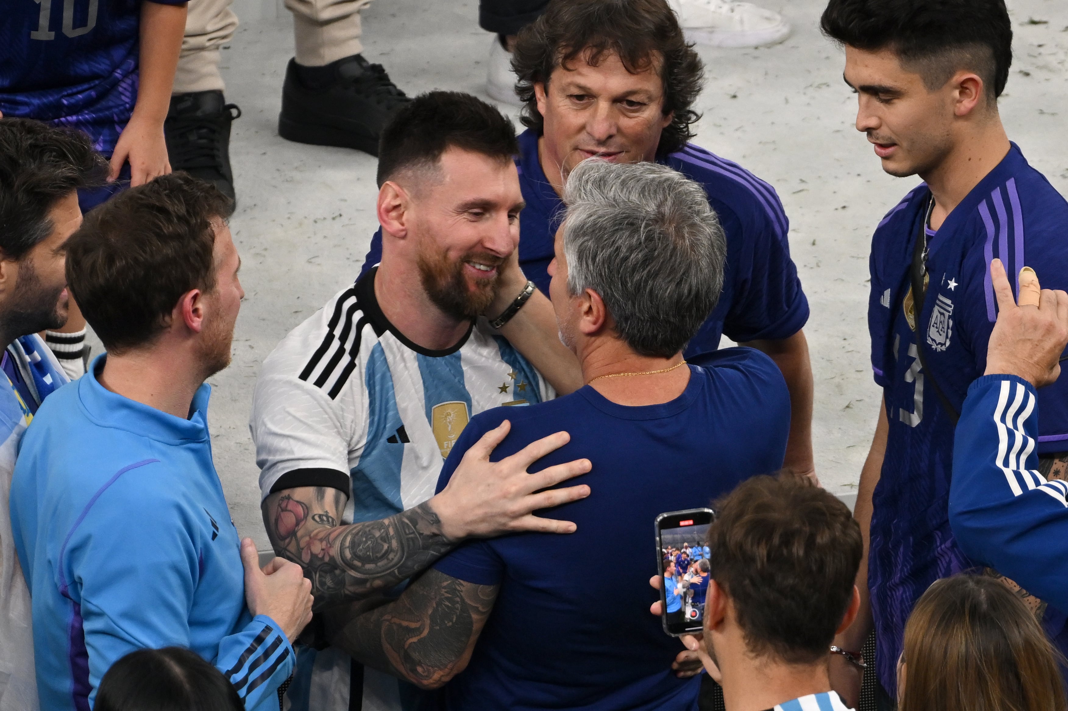 Lionel Messi celebrando el título del Mundial Qatar 2022 con su padre, Jorge Messi