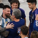 Lionel Messi celebrando el título del Mundial Qatar 2022 con su padre, Jorge Messi