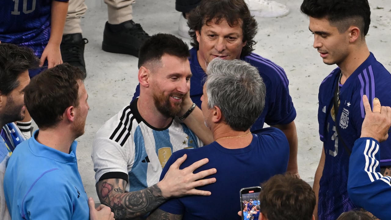 Lionel Messi celebrando el título del Mundial Qatar 2022 con su padre, Jorge Messi.