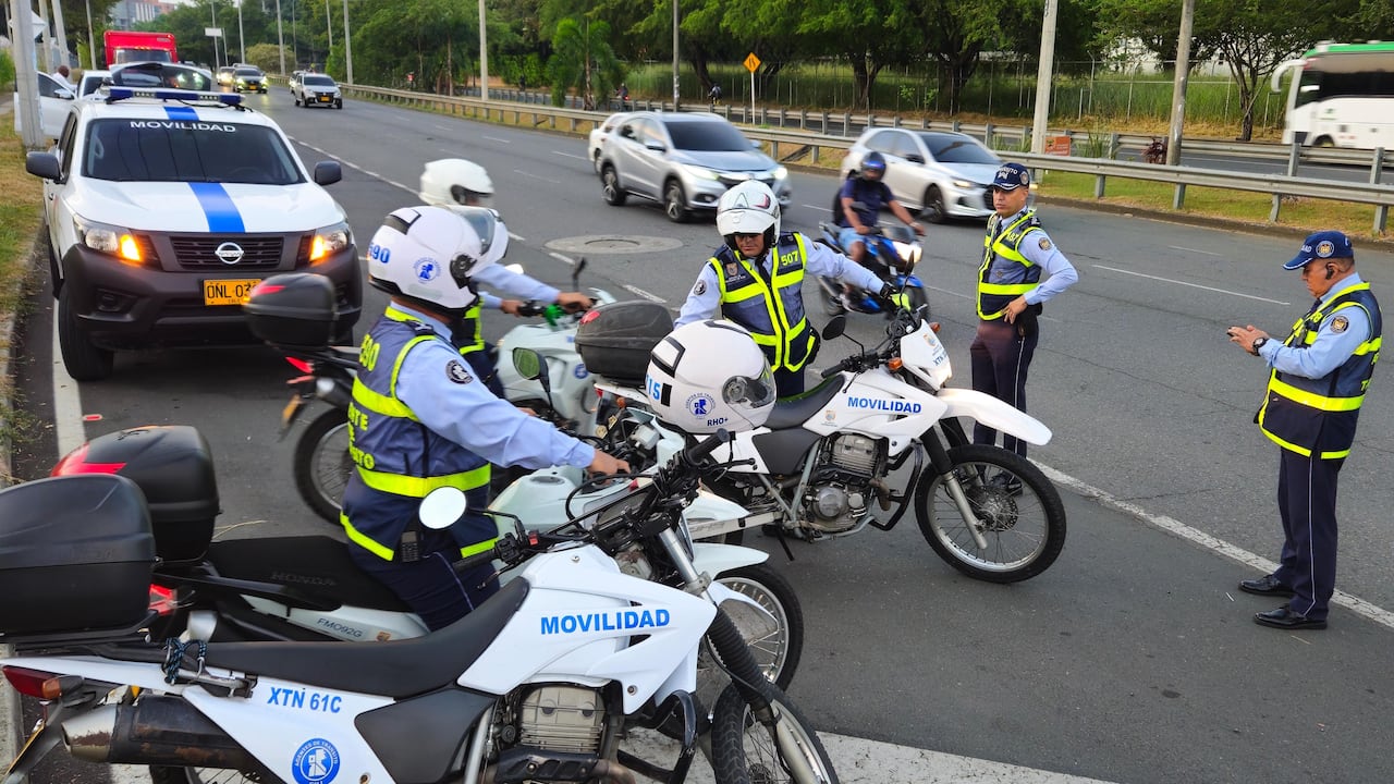 Operativos de control para verificar el cumplimiento del pico y placa en Cali.