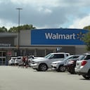 En esta imagen tomada de un video, compradores suben sus compras a un vehículo el lunes 31 de julio de 2023, en un Walmart de Lincolnton, Carolina del Norte, en donde la policía asegura que trabajadores migrantes fueron atropellados intencionalmente por una camioneta en el estacionamiento de la tienda un día antes. (AP Foto/Erik Verduzco)