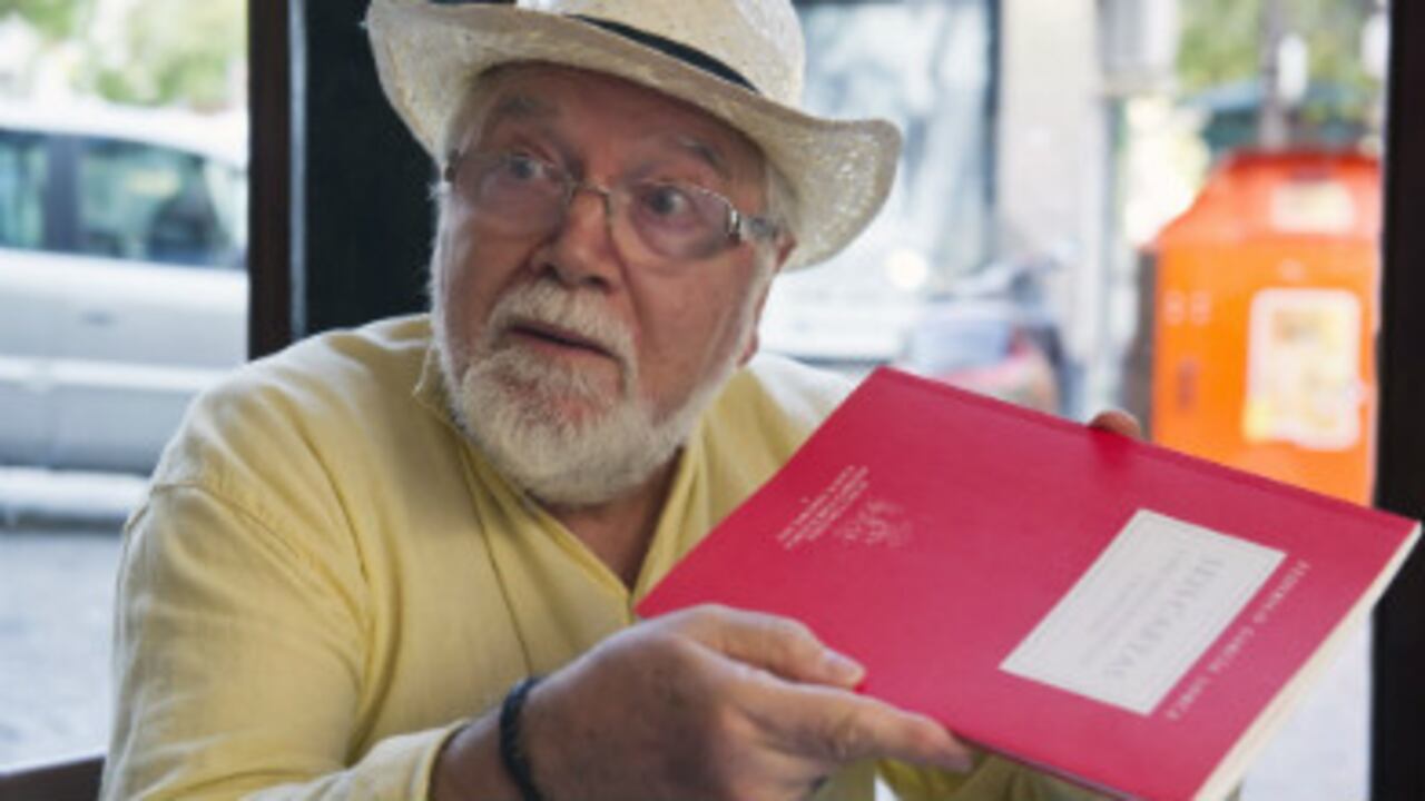 Juan De Loxa sosteniendo el libro ''Seis cartas a Eduardo Rodríguez Valdivieso''