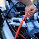 Cargar la batería de una moto de manera adecuada es esencial para mantener su funcionamiento confiable y prolongar su vida útil.