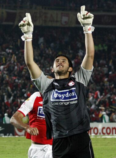 Imagen de Camilo Vargas con los colores de Independiente Santa Fe.