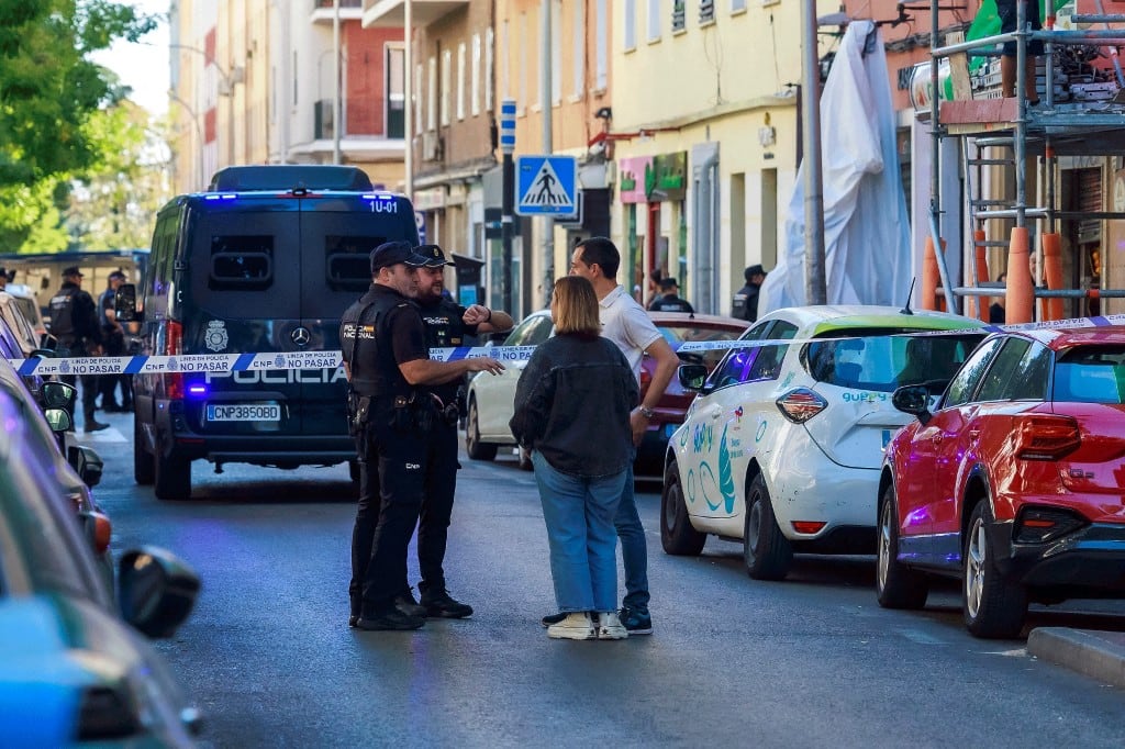 Agentes de policía toman medidas de seguridad en la zona del centro de Madrid durante el desahucio de Mari Carmen, de 87 años, que se ve obligada a abandonar su casa por orden judicial después de vivir allí durante 70 años, en Madrid.
