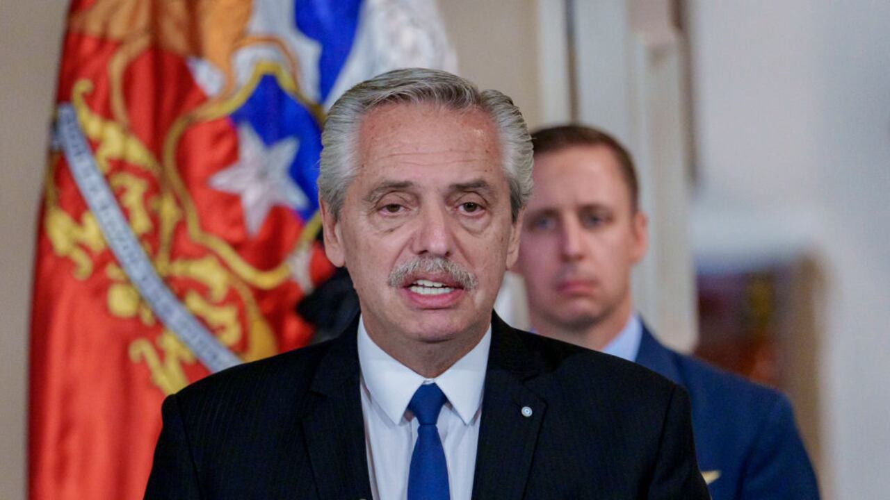 El expresidente Alberto Fernández fue demandado por su expareja.