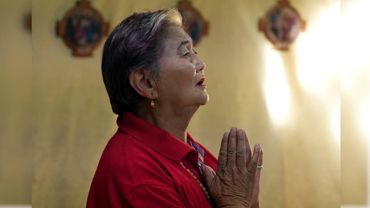 Imagen de referencia de una devota en servicio religioso.