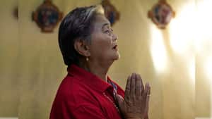 Imagen de referencia de una devota en servicio religioso.