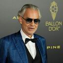 La cantante Andrea Bocelli posa para una foto antes de la ceremonia del 66º Balón de Oro en el Teatro du Chatelet en París, Francia, el lunes 17 de octubre de 2022. (AP Photo/Francois Mori)
