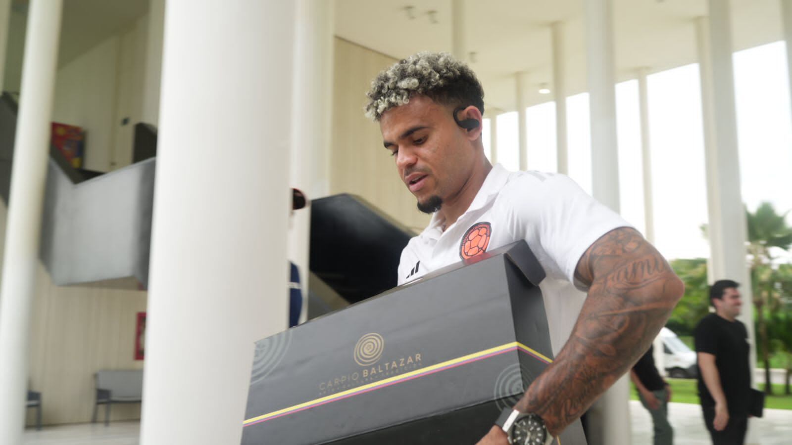 Luis Díaz después de recibir su sombrero vueltiao.