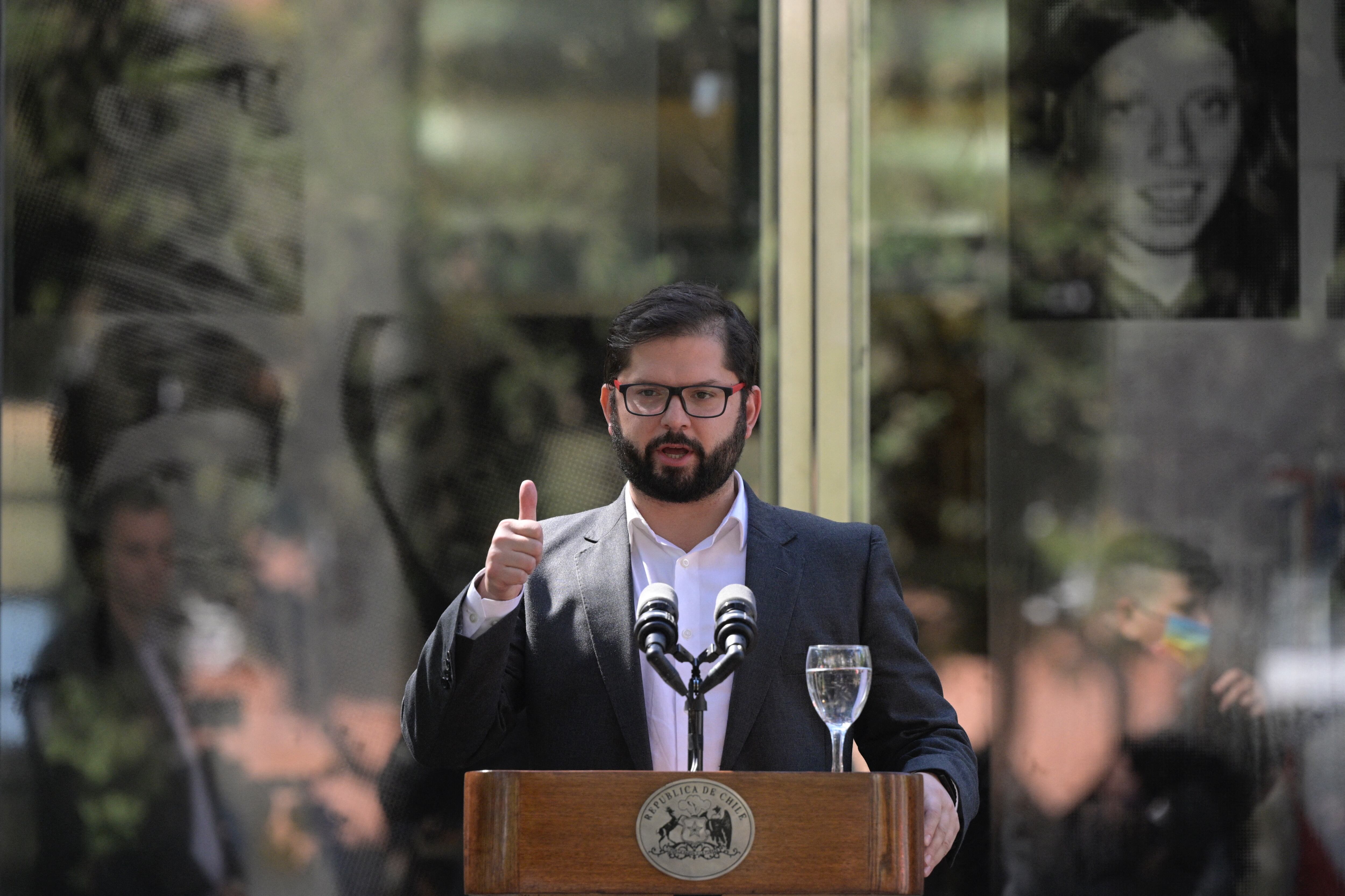 El presidente de Chile, Gabriel Boric, dio unas palabras afuera de uno de los centros de retención usados durante la dictadura en Argentina