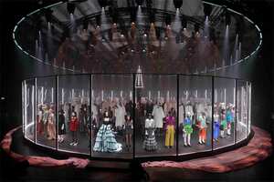 Modelos usan las creaciones que son parte de la colección de Otoño/ Invierno 2020-2021 de Gucci presentada en Milán, Italia, el 19 de febrero de 2020. Foto: Luca Bruno/ AP.