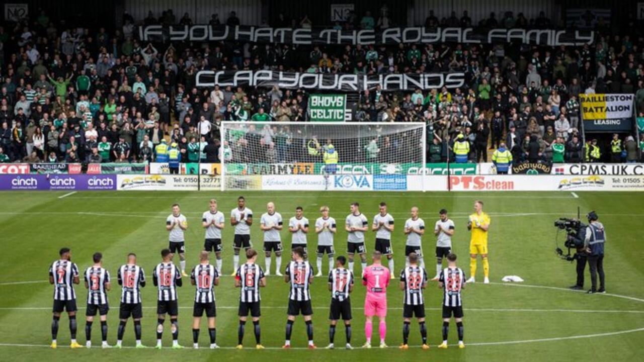 La pancarta puesta por seguidores del Celtic, de Glasgow, contra los homenajes a la reina Isabel II