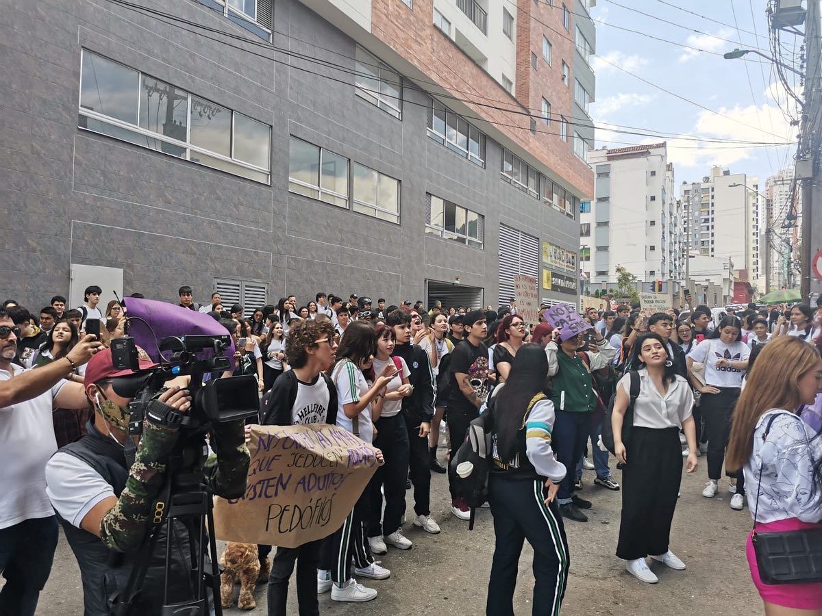 El plantón se realizó este martes, 2 de mayo frente al colegio.