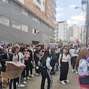 El plantón se realizó este martes, 2 de mayo frente al colegio.