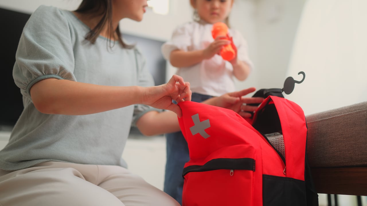 Mujer preparando una bolsa de emergencia