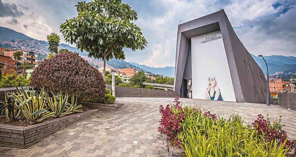 El Museo Casa de la Memoria se inauguró en 2010 para recordar el doloroso pasado que ha marcado al país y propiciar la reflexión sobre las violencias que padece Medellín.